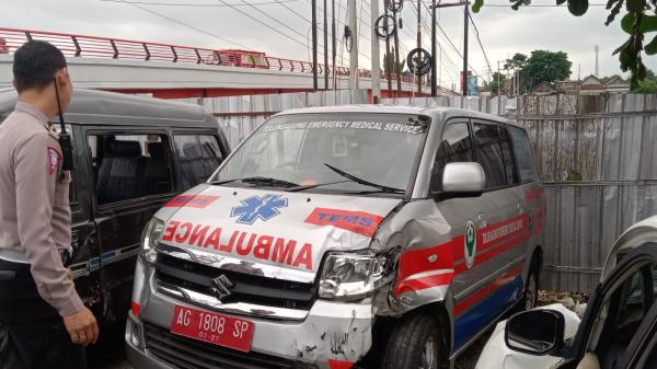 Mobil Ambulans untuk Acara Halal Bihalal Alami Laka, Kadinkes Tulungagung Belum Merespon