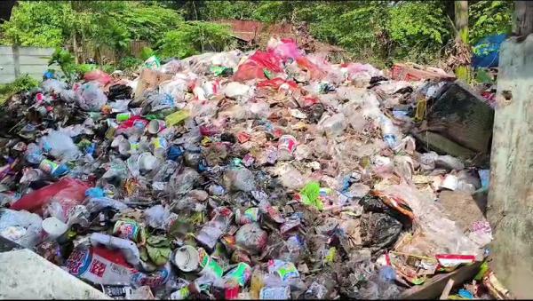 Puluhan Ton Sampah Mencemari Pantai Carita  Usai Libur Lebaran, Bau Menyengat  Meneror Warga