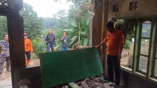Diguyur Hujan Deras, Rumah Lansia di Ciamis Ambruk