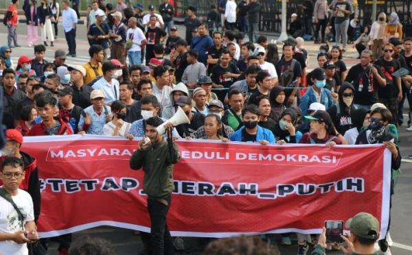 Aliansi Mahasiswa Se-Jabodetabek Pro Prabowo-Gibran Gelar Aksi Demo Tandingan di Patung Kuda