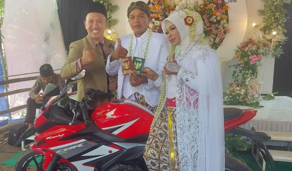 Pernikahan Unik, Mempelai Pria di Ponorogo Berikan Mahar Motor Sport Pada Istrinya