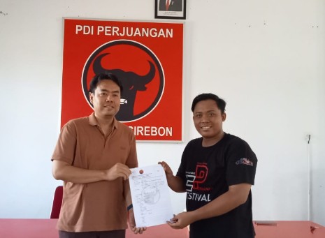 Pilkada Kota Cirebon, Bos Media Suhendrik Resmi Daftar Bacalon Walikota Cirebon dari PDI Perjuangan