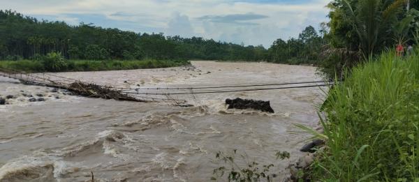 Diawali Hantaman Dentuman Suara Keras Jembatan Gantung Ambruk Diterjang Arus Sungai di Aceh Utara