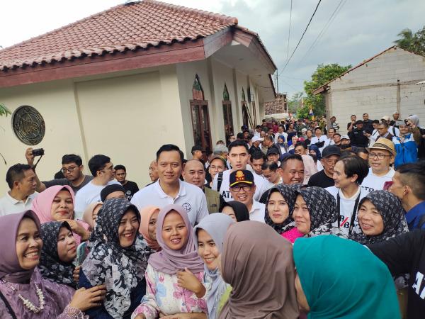 Puluhan Warga Penyintas Gempa Cugenang Cianjur Dapat Sertifikat Tanah Dari Menteri ATR/BPN