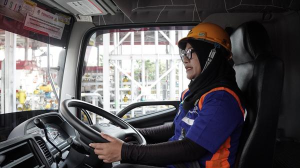 Sosok Mahmudah, Kartini Masa Kini yang 11 Tahun Jadi Pengemudi Mobil Tangki BBM