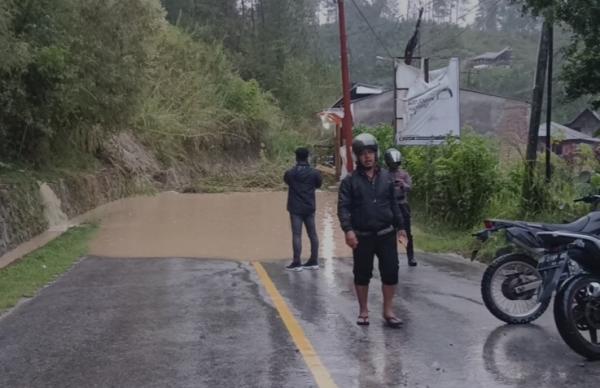 Jalan Poros Mamasa - Polman Tertutup Longsor, Puluhan Kendaraan Tak Bisa Melintas