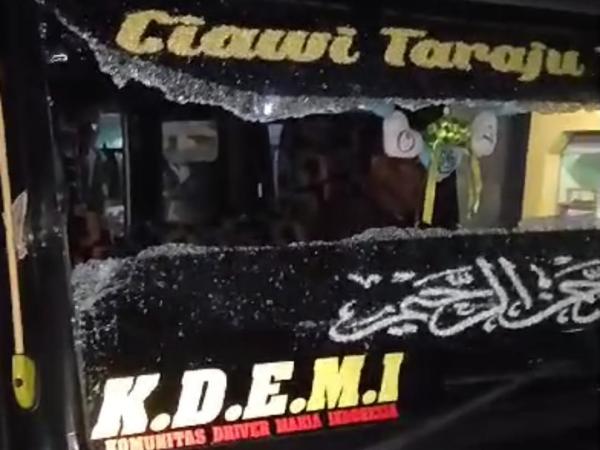Mobil Elf Jurusan Singaparna- Ciawi-Taraju Tasikmalaya Dilempar OTK, Kaca Depan Pecah