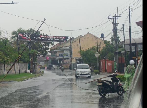 Tiang PJU di Jalan Husein Kartasasmita Kota Banjar Nyaris Ambruk