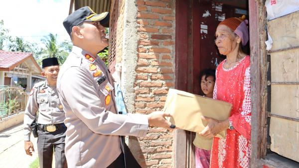 Kapolres Padangsidimpuan Salurkan Paket Sembako kepada Masyarakat Kurang Mampu di Silandit