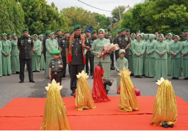 Tradisi Satuan Pedang Pora Sambut Kolonel Ali Imran Danrem 011/Lilawangsa Yang Baru