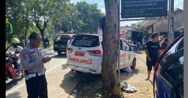 Nahas! Kendaraan Ambulans dan Motor Terlibat Kecelakaan Lalu-lintas di Jalan Lintas Barat Sumatera