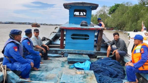 Patroli Perairan, Satuan Polairud Polres Tanjung Balai Sampaikan Pesan Kamtibmas kepada Nelayan