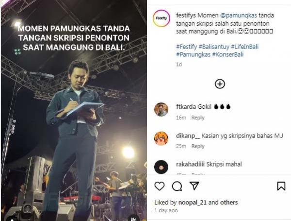 Pamungkas Diminta Tanda Tanggan Skripsi Fansnya saat Manggung di Bali