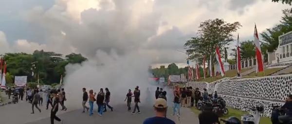 Aksi Unjuk Rasa Mahasiswa Warnai Kunjungan Presiden Jokowi ke Sulbar