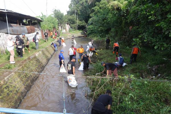 Sekda Kuningan Aksi Bersihkan Sungai: Mun Nyaah ka Turunan Ulah Miceun Sampah ka Walungan