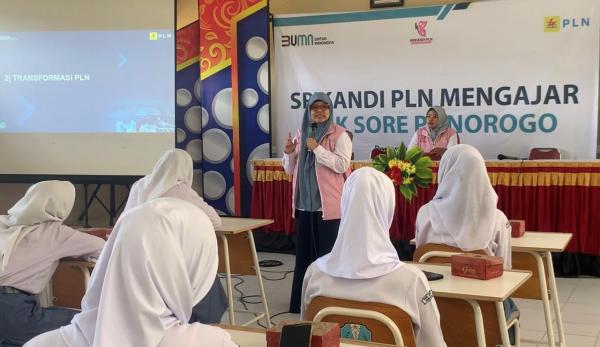 Hari Kartini, Srikandi PLN UP3 Ponorogo Berikan Pembelajaran ke Siswi SMK