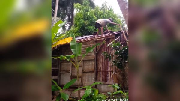 Atap Rumah Intan Salamah di Ciamis Rusak Diterjang Angin Kencang saat Hujan Lebat