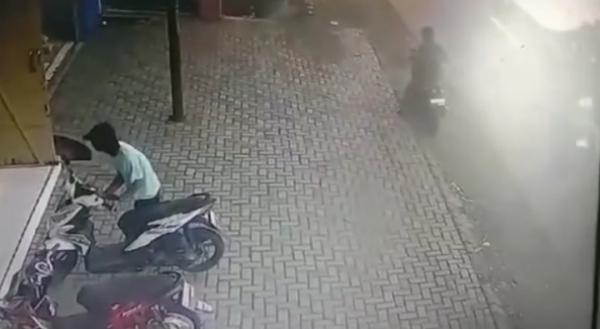 Viral !! Terekam CCTV Aksi Pencurian Motor Gagal Setelah Diketahui Sang Pemilik
