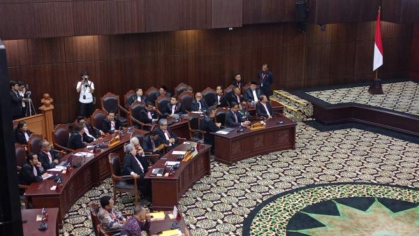 MK Tolak Gugatan Amin dan Ganjar-Mahfud, Diwarnai Dissenting Opinion Hakim Konstitusi