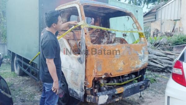 Mobil Perusahaan Jasa Titip Dibakar OTK di Batam