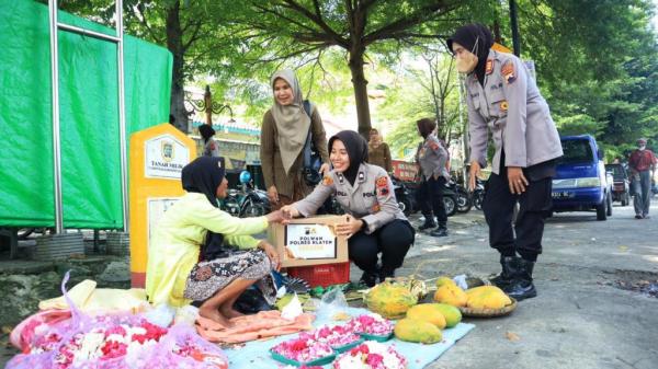 Peringati Hari Kartini, Polwan Polres Klaten Menggelar Bakti Sosial
