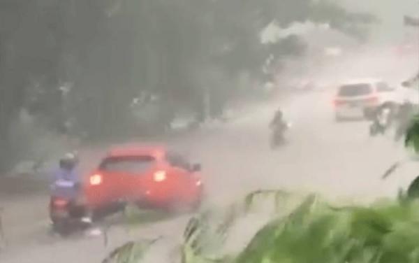 Hujan Deras Guyur Pangkalan Bun, Sejumlah Kendaraan Mogok Akibat Jalan Utama Banjir