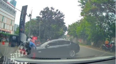 Pemotor Tabrak BMW di Persimpangan, Netizen Geram!