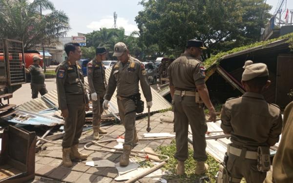 Satpol PP dan Disperindag Kota Cilegon Tertibkan PKL Diatas Trotoar Jalan Aat-Rusli Lingkar Selatan