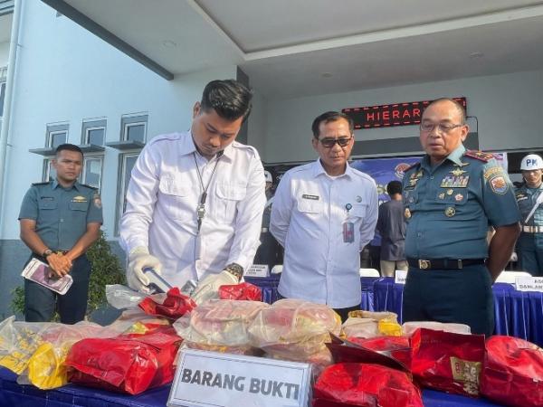 Lantamal IV Batam Gagalkan Penyelundupan 19 Kg Sabu, Empat PMI Ilegal Turut Diamankan