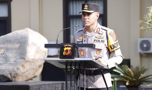 Kapolres Banjar Berikan Penghargaan kepada 18 Polisi Berprestasi