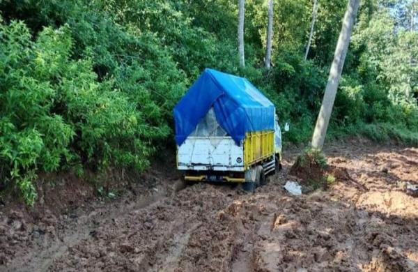 Puluhan Tahun Akses Jalan Kabupaten di Desa Cinerang Naringgul Tak Kunjung Diperbaiki