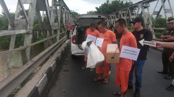 Polisi Gelar Rekonstruksi Pembunuhan Sopir Truk yang Mayatnya Dibuang Terikat di Sungai Serayu