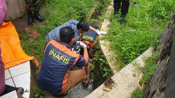 Mayat Pria Tanpa Identitas Ditemukan di Selokan Sukaresik Tasikmalaya, Polisi Lakukan Penyelidikan