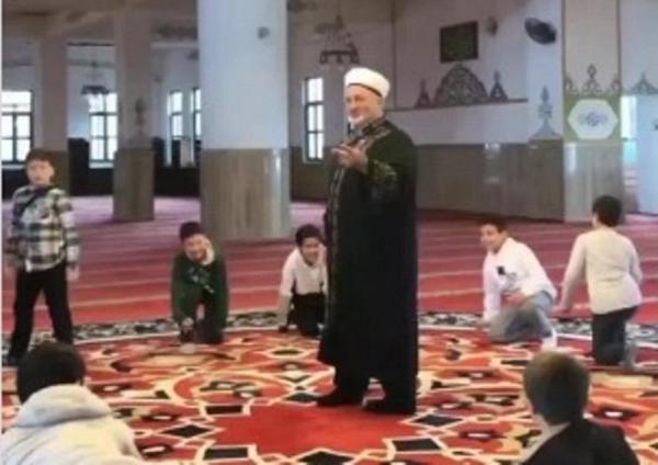 Imam Masjid di Turki Punya Trik Agar Anak Kecil Mau ke Masjid