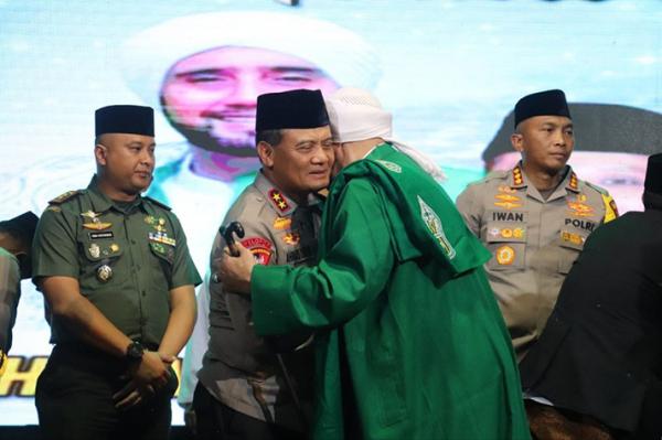 Pelukan Hangat Habib Syech kepada Kapolda Jateng di Pengajian Akbar Bedoro Bersholawat