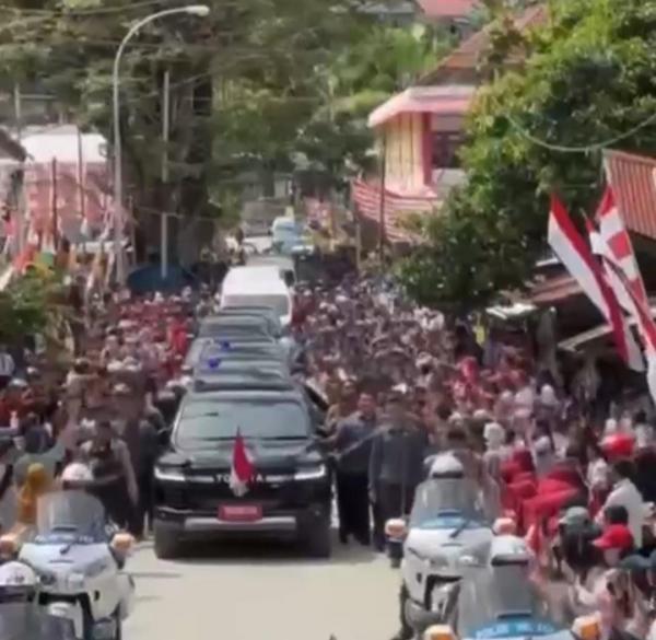 Ribuan Masyarakat Mamasa Tumpah Ruah ke Jalan Sambut Jokowi 