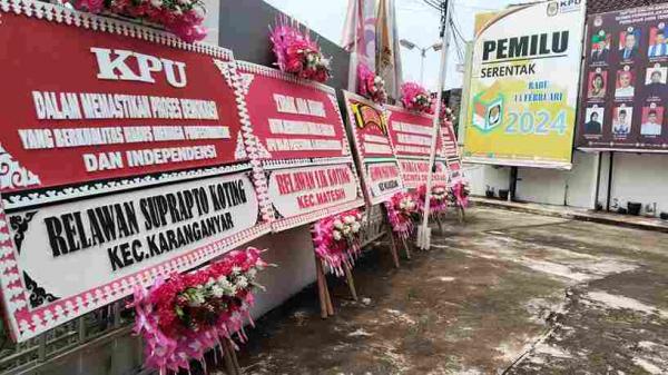 Penampakan Karangan Bunga Dukungan Prapto Koting Caleg PDIP Berjejer di Halaman KPU