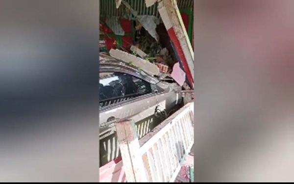 Viral Mobil Tabrak Rumah, Pemilik Alami Luka Serius di Madina 