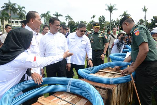 Mentan Beri Bantuan Alat Pertanian Modern di Markas TNI