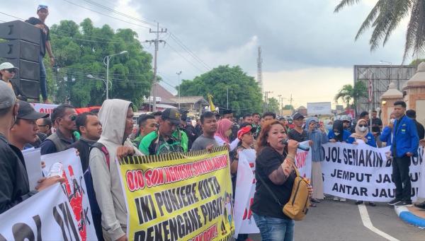 Ratusan Warga Ponorogo Gelar Demonstrasi Tolak One Way, Ini Tuntutannya
