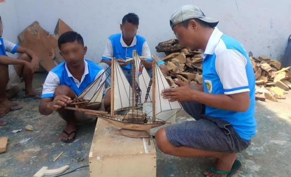 Kreatif! Warga Binaan Lapas Jombang Ubah Limbah Kayu Jadi Miniatur Perahu Layar