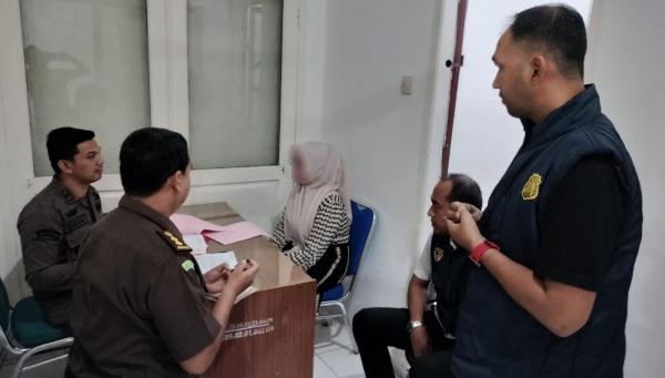 Penyidik Polda Aceh Serahkan Tersangka Kasus Promosi Judi Online ke JPU  Banda Aceh