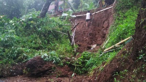 Tebing Setinggi 5 Meter Longsor Tutup Akses Jalan Singkup-Nasol Ciamis