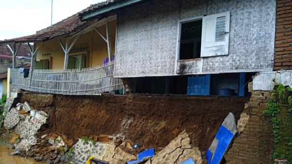 Tembok Penahan Tebing Kolam Ambrol, Rumah Dadan di Ciamis Nyaris Ambruk