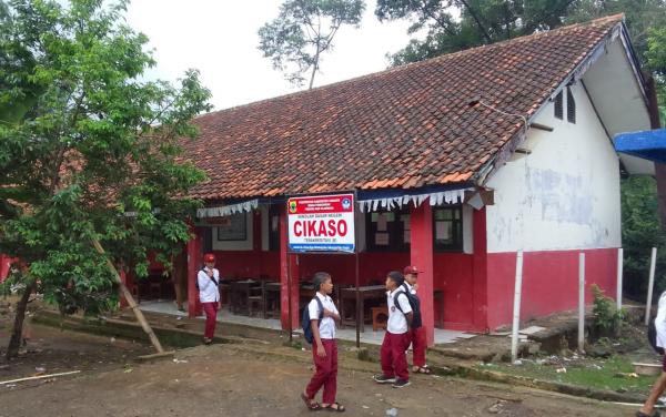 Kekurang Ruang Kelas, Siswa Siswi SD Cikaso Rawabelut Terpaksa Belajar di Teras