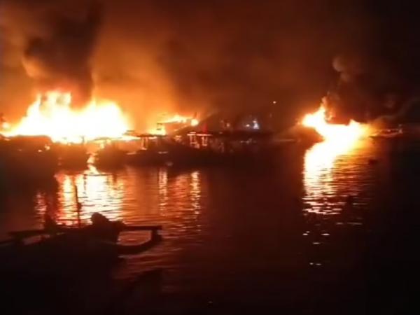 Kebakaran 4 Kapal di Dermaga 3 Pelabuhan Perikanan Samudera Cilacap Berhasil Dilokalisir
