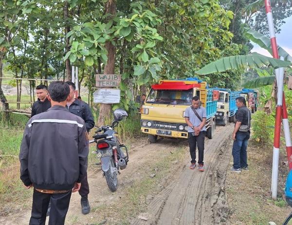 Warga di Desa Katekan Brati Kembali Hadang Truk Galian C, Tak Ingin Jalan Utama Rusak