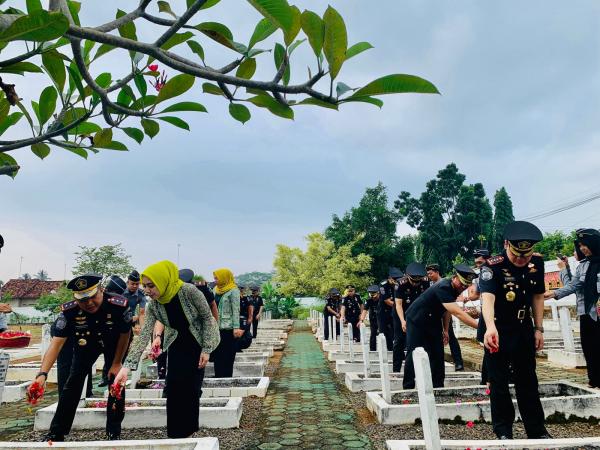 Penghormatan Jasa Pahlawan dalam Nuansa HBP ke-60, Lapas Way Kanan Ikuti Upacara Tabur Bunga di TMP