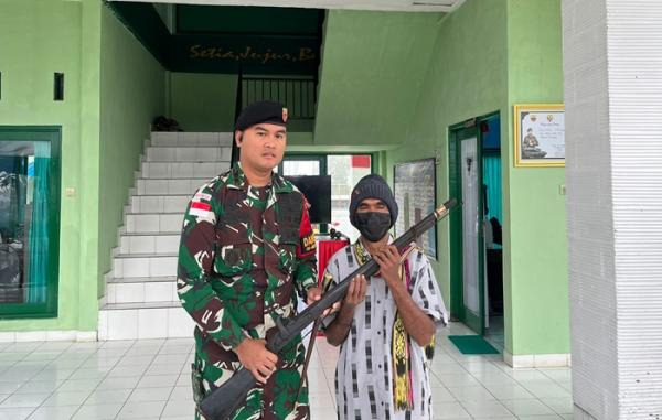 Warga Serahkan Senjata Flintlock Milik Eks Pejuang Timor-Timur ke Komandan Satgas Sektor Barat