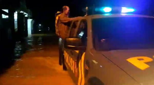 Mobil Polisi Polsek Sukaresik Jadi Penyelamat Korban Banjir di Desa Tanjungsari Tasikmalaya
